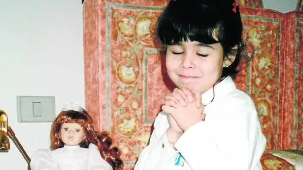 Sara Barquinero, con 6 años, en su casa de Zaragoza