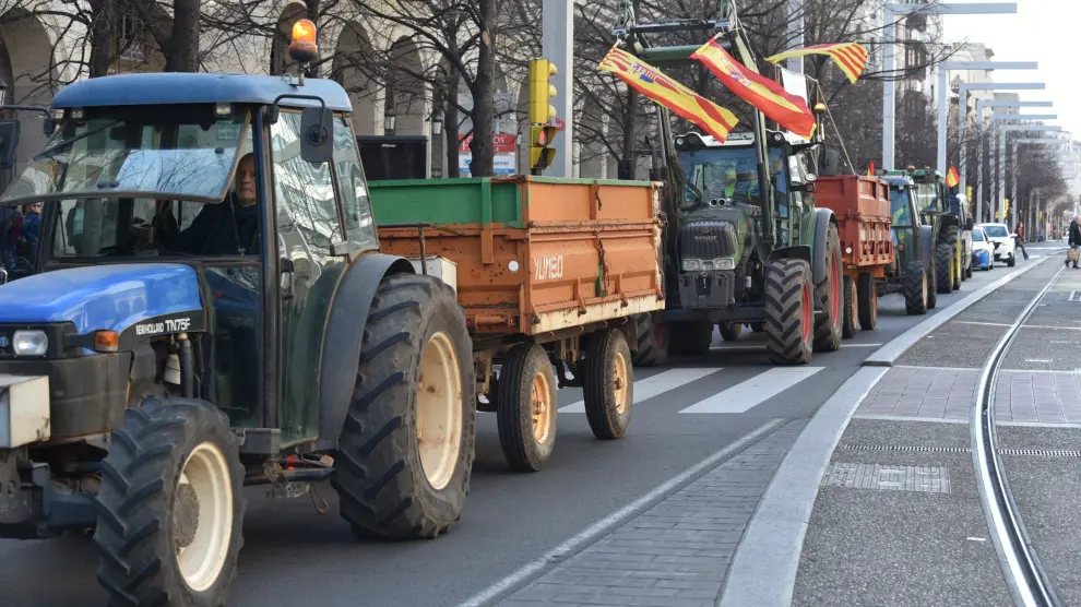 Varios tractores han protagonizado una nueva jornada de protestas de agricultores y ganaderos este sábado en Zaragoza.