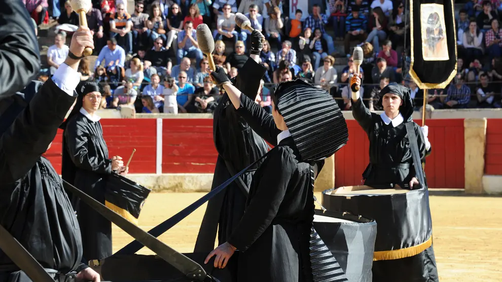 Sus ciudadanos tocan tambores y bombos con túnica y tercerol plisado negro, símbolo de rebeldía.