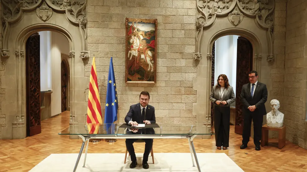 El presidente de la Generalitat, Pere Aragonès, durante el acto de firma el decreto de disolución del Parlament y de convocatoria de elecciones para el 12 de mayo