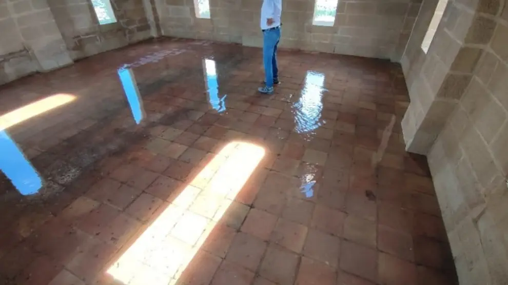 Sala de la torre del Homenaje del parador de Alcañiz, inundada tras unas lluvias.