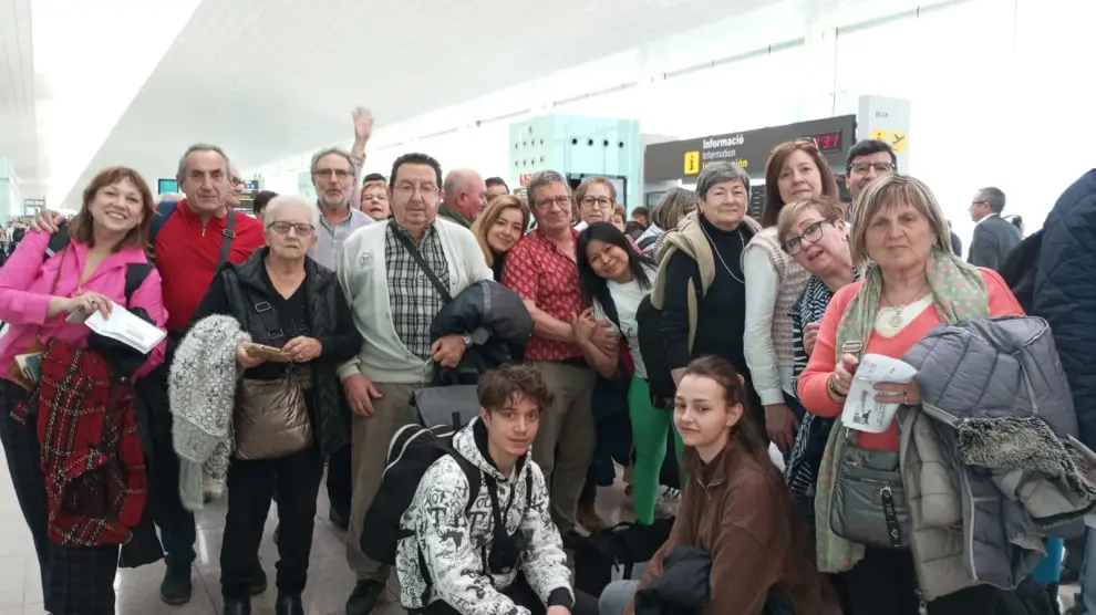 Grupo de vecinos de Fuendetodos en el aeropuerto de Barcelona, desde donde han salido hacia Bruselas.