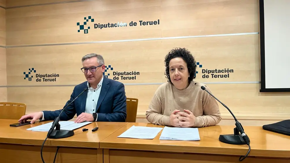 El presidente de la DPT, Joaquín Justre, y la delegada de Cooperación, Carmen Maorad.