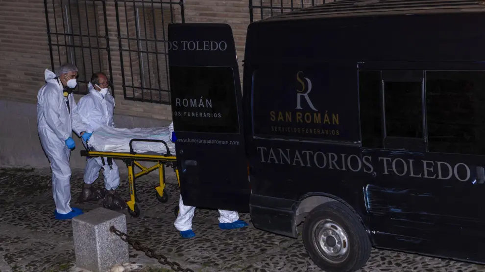 Miembros de los servicios funerarios trasportan uno de los cuatro cadáveres encontrados h ESPAÑA SUCESOS TOLEDO