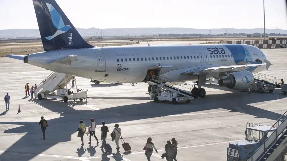 Pasajeros subiendo a un avión en el aeropuerto de Zaragoza