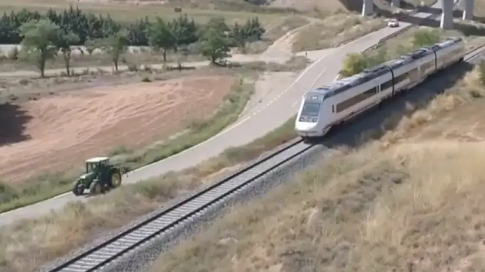 Un tren circula por la línea entre Calamocha y Monreal del Campo.