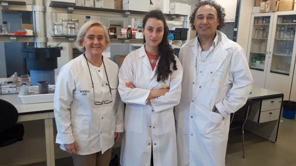 Clara Marín, Cristina Uruén y Jesús Arenas en los laboratorios del CITA.