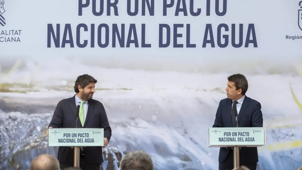 El presidente de Murcia, Fernando López Miras (i), y el de la Comunidad Valenciana, Carlos Mazón (d), firman un manifiesto conjunto para reivindicar un Pacto Nacional del Agua.