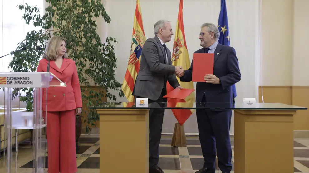La consejera de Educación, Claudia Pérez Forniés, el presidente de Aragón, Jorge Azcón y el rector de la Universidad de Zaragoza, José Antonio Mayoral.