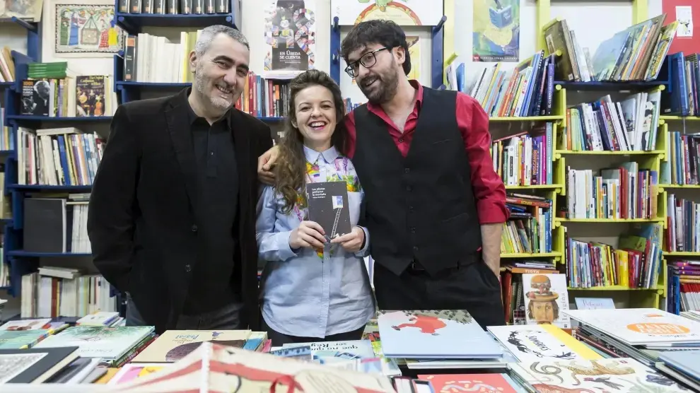 Rodolfo Notivol, Aloma Ródríguez y Octavio Gómez Milián en 2016, cuando se editó originalmente la obra de Aloma 'Los idiotas prefieren la montaña'.
