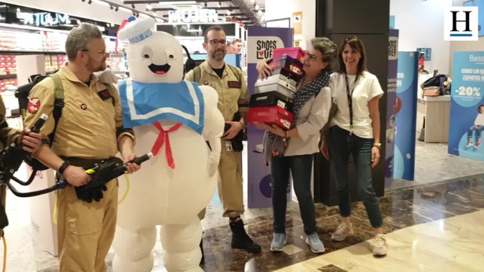 La tienda Besson une fuerzas con Ghostbusters Aragón y Cinesa para una acción solidaria en el centro comercial Grancasa con la Asociación Estelar, que asiste a las UCIs pediátricas