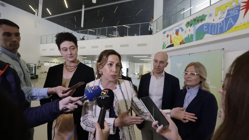 La alcaldesa de Zaragoza, Natalia Chueca, este viernes durante la atención a medios en Etopia.