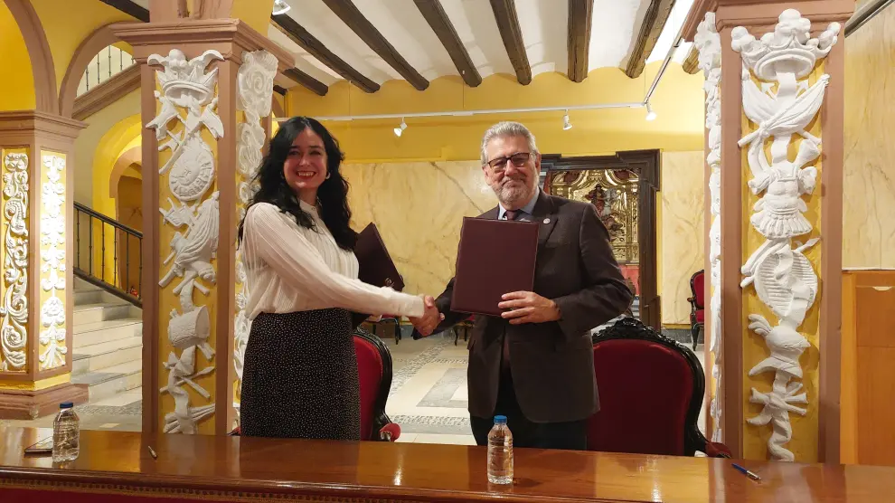La alcaldesa, Lorena Orduna, y el rector, José Antonio Mayoral, tras la firma de los dos convenios.