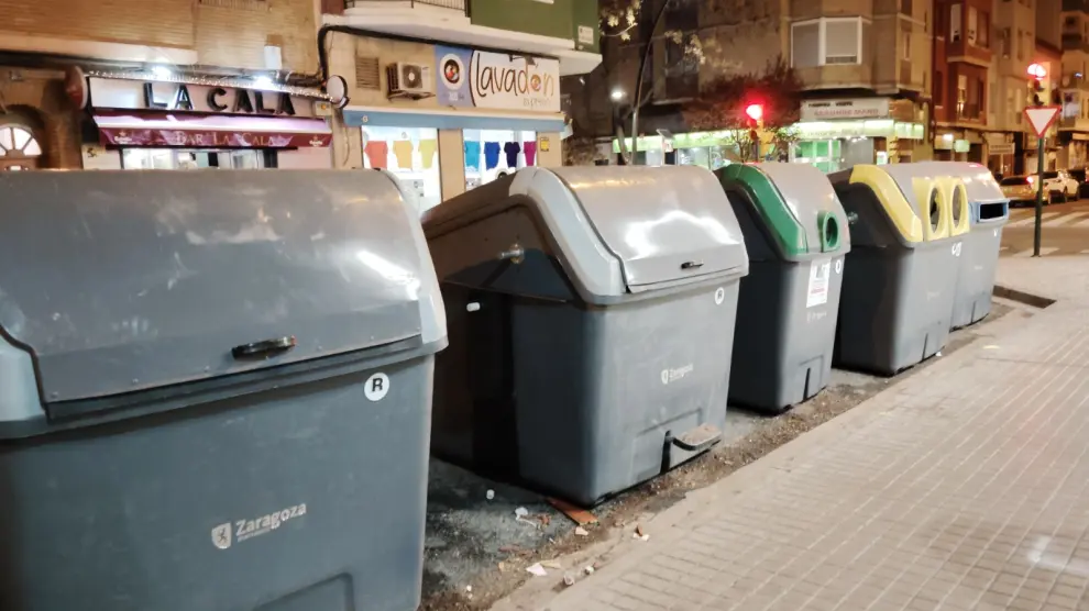 Nuevos contenedores, en una calle de Zaragoza.