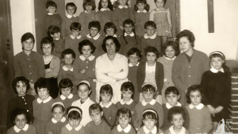 Grupo de alumnas con su maestra en la escuela del barrio de la Jota. 1961.