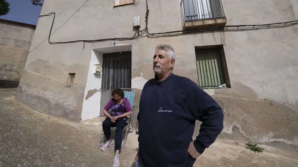 Emilio Lusilla, alcalde pedáneo de Nueros, delata de la casa familiar, a la que regresa frecuentemente desde Valencia, donde reside.