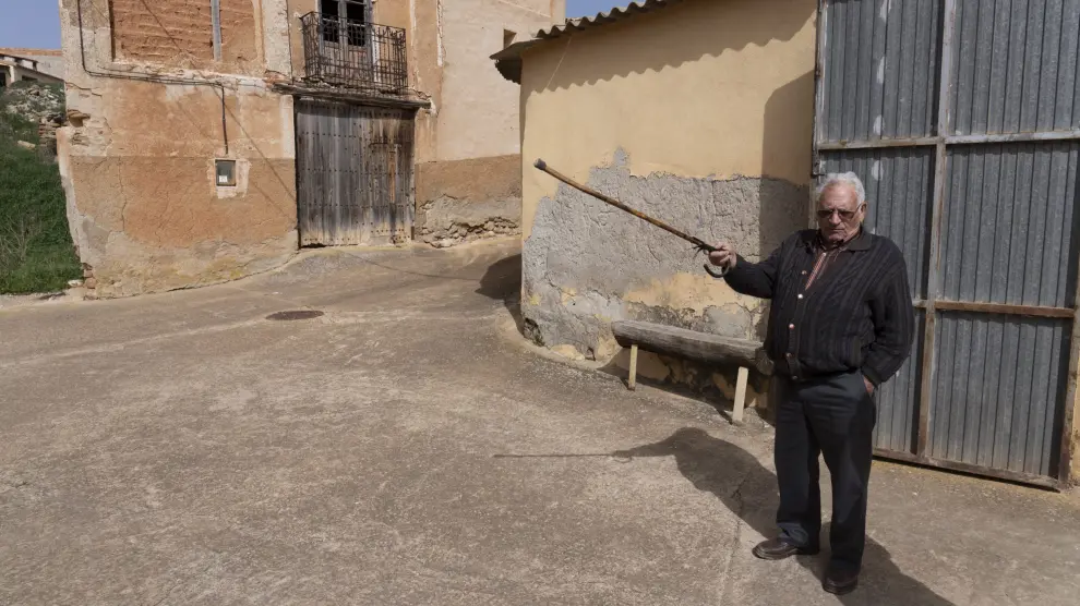 Alfonso Herrero, el último residente estable de Nueros, se pasea por el pueblo durante una visita.