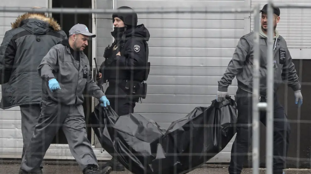 Operarios sanitarios cargan con uno de los cuerpos de las víctimas del tiroteo en la sala de conciertos del Crocus City Hall en Krasnogorsk