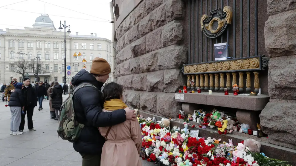 Ciudadanos y ciudadanas recuerdan a las víctimas del atentado en el concierto del Crocus City Hall en la región de Moscú