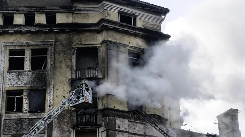 Bomberos ucranianos extinguen el fuego de un edificio destrozado por un misil ruso