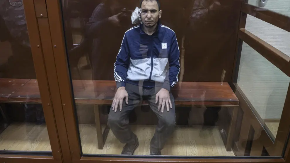 Moscow (Russian Federation), 24/03/2024.- A suspect in the shooting attack on the Crocus City Hall concert venue sits inside a defendant's enclosure during a hearing on pretrial restrictions at Basmanny district court, in Moscow, Russia, 24 March 2024. At least 137 people were killed and more than 180 hospitalized after a group of gunmen attacked the concert hall in the Moscow region on 22 March evening, Russian officials said. Eleven suspects, including all four gunmen directly involved in the terrorist attack, have been detained, according to Russian authorities. (Terrorista, Atentado terrorista, Rusia, Moscú) EFE/EPA/SERGEI ILNITSKY