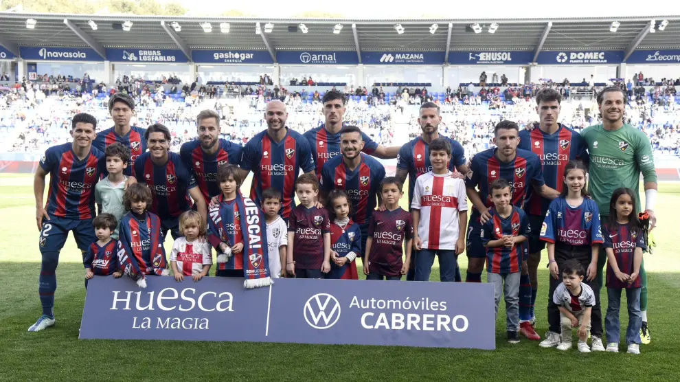 El once inicial de la SD Huesca ante el Burgos, junto a algunos de sus familiares.