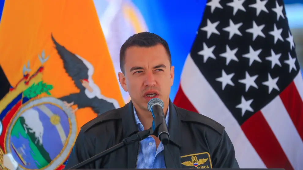 El presidente de Ecuador, Daniel Noboa, pronuncia un discurso durante la ceremonia de recepción de un avión Hércules C-130 donado por Estados Unidos para luchar contra el crimen organizado en el país.