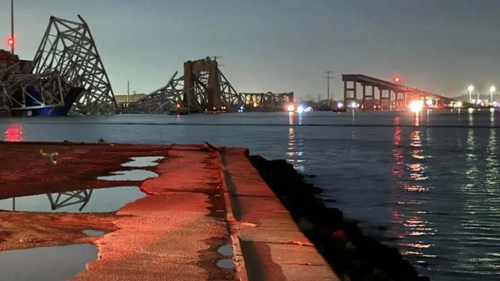 BALTIMORE (EE.UU.), 26/03/2024.- Al menos siete personas están desaparecidas y son activamente buscadas por los bomberos de la ciudad de Baltimore (norte de EEUU) después del derrumbe de un puente sobre el río Patapsco a causa del choque de un carguero contra uno de sus pilares, según fuentes locales. El departamento de bomberos de la ciudad señaló que un equipo de buceadores busca dentro del agua a esas siete personas, supuestamente ocupantes de los vehículos que cayeron al río a causa del accidente en el Francis Scott Key Bridge, de estructura metálica. EFE/ Harford County Fire And Ems SOLO USO EDITORIAL/SOLO DISPONIBLE PARA ILUSTRAR LA NOTICIA QUE ACOMPAÑA (CRÉDITO OBLIGATORIO)