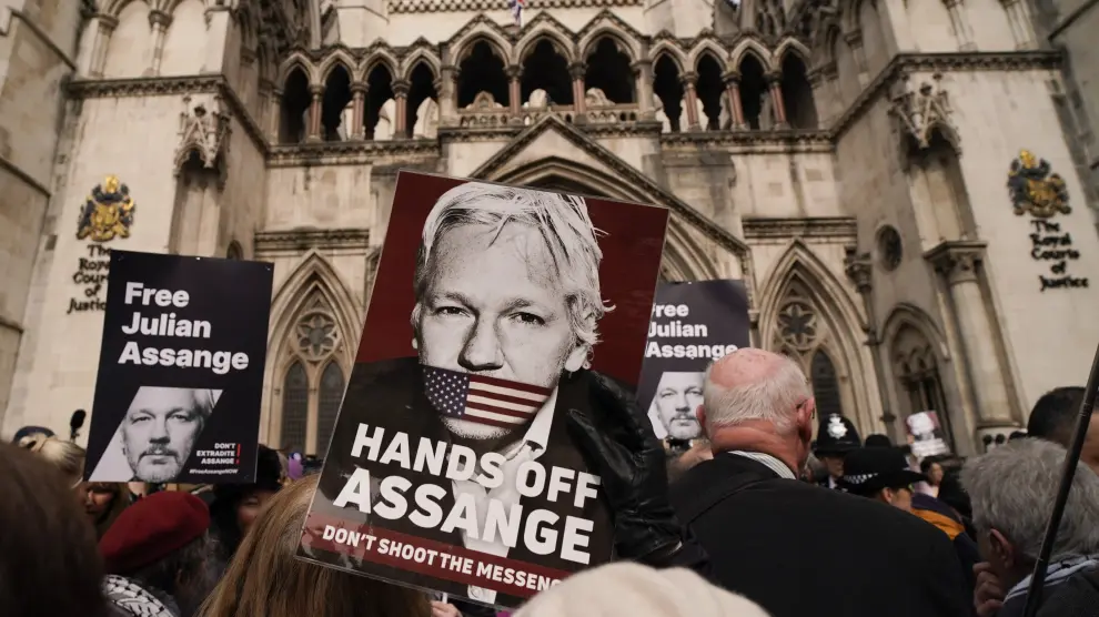 Manifestantes en apoyo a Julian Assange frente a Tribunal Supremo de Londres este martes.