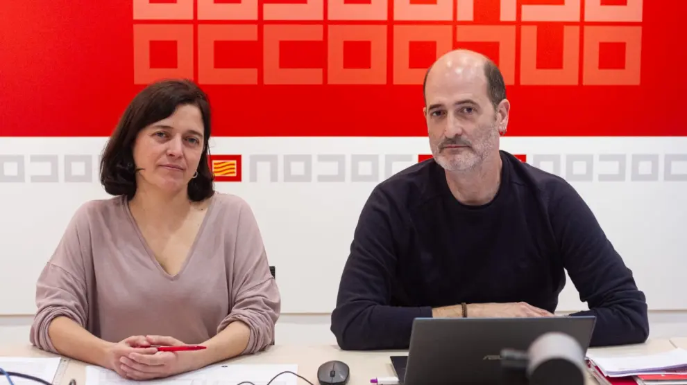 Los máximos responsables de CC. OO. en la DGA, Paco González y Tania González, en su comparecencia de este martes.