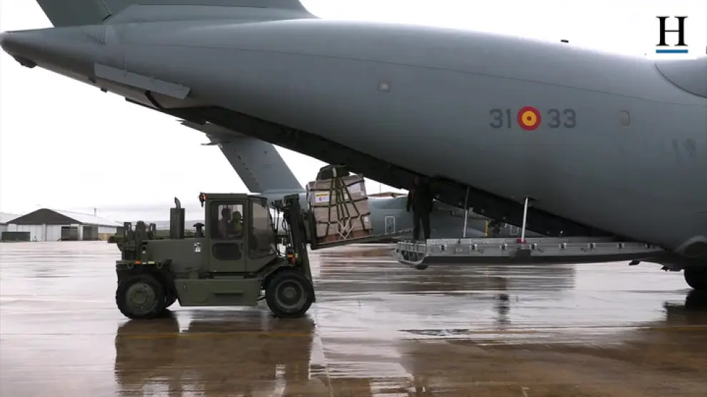 El Escuadrón de Apoyo al Despliegue Aéreo (EADA) prepara la carga de ayuda humanitaria para Gaza para transportarla en un Airbus A400M Atlas