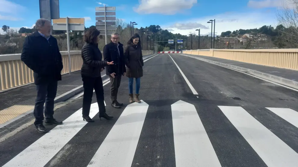 La alcaldesa de Teruel, Emma Buj, y otras autoridades cruzan el paso de cebra del Puente de la Equivocación momentos antes de que se abra al tráfico.