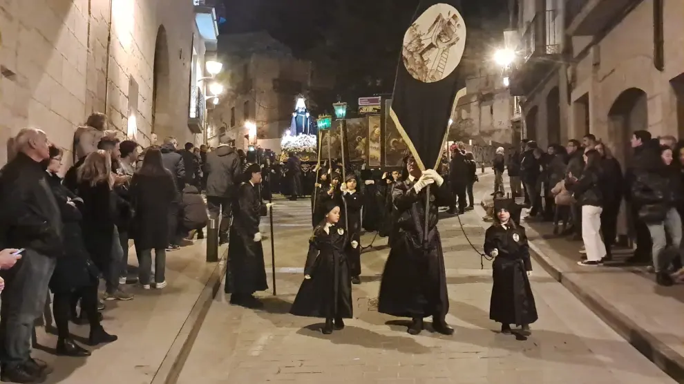 La procesión de El Encuentro ha recorrido este año la parte más antigua de Alcañiz. En la imagen, a su paso por la calle Mayor.
