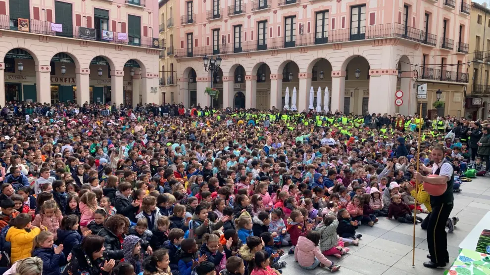 Ambiente en la plaza López Allué con la Mini Marcha Aspace 2024 de Huesca.