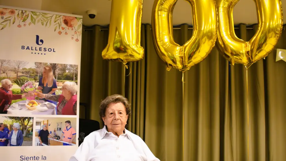 Mercedes Lahera celebra su 100 cumpleaños en la Residencia Ballesol.