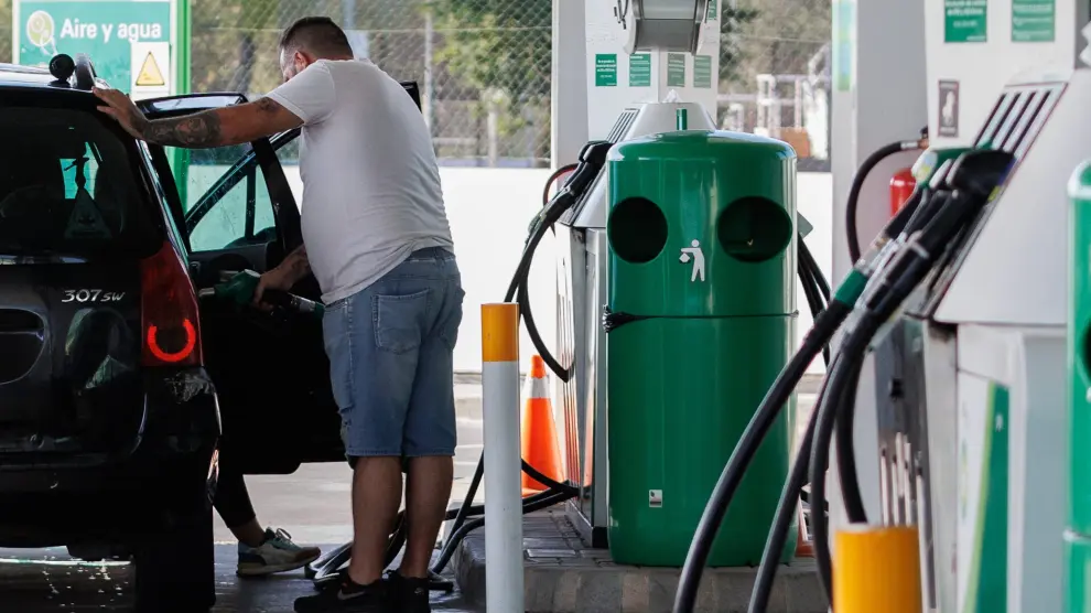 Un hombre echa carburante a su vehículo en una gasolinera en Madrid en octubre de 2023.