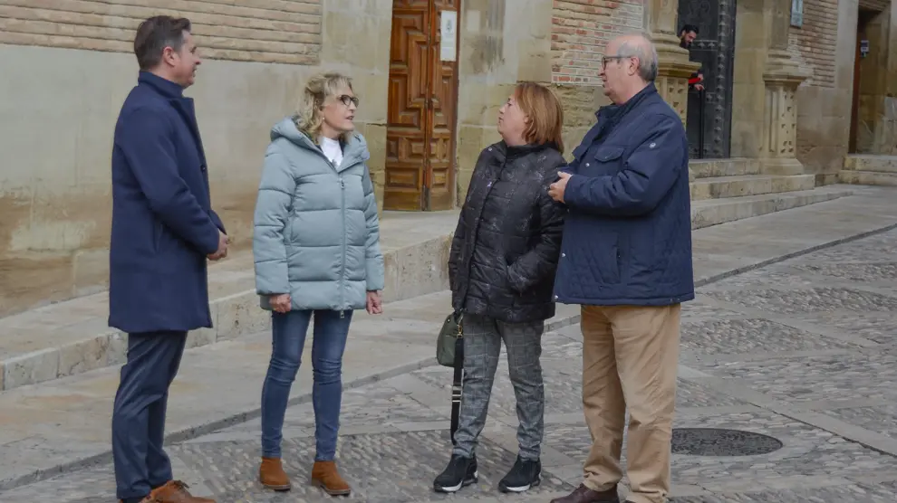 Los concejales del PSOE Fernando Sarasa, Silvia Salazar, Rosa Gerbás y José María Romance, en la entrada del Ayuntamiento de Huesca.
