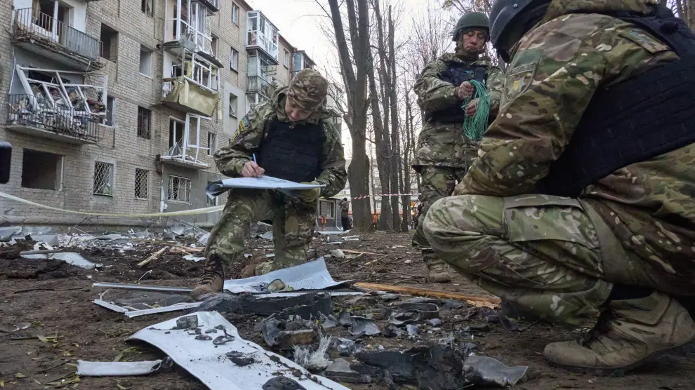 Militares ucranianos investigan la zona contra la que ha atacado las Fuerzas Armadas Rusas en el noroeste de la ciudad de Járkov.
