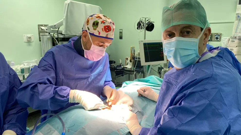Los neurocirujanos del Servet -Carlos Fuentes Uliaque y Juan A. Alberdi Viñas- en una de las cuatro operaciones del dolor crónico realizada en el Hospital Militar.
