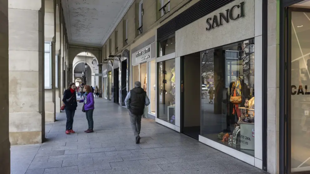 Sanci, una de las pocas tiendas locales que quedan en Independencia. Al lado, Intimissimi, una marca de Calzedonia.