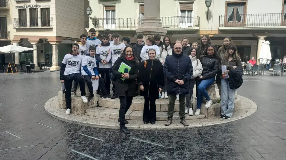 El grupo de estudiantes posa con sus profesoras y con Rodolfo Pangua en la Plaza del Torico.