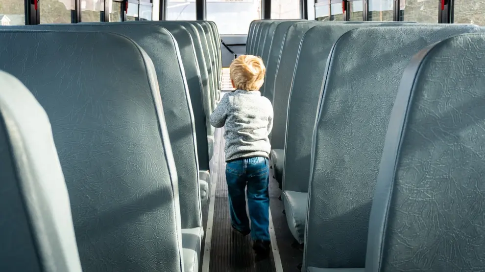 Imagen de archivo de un niño en un autobús.