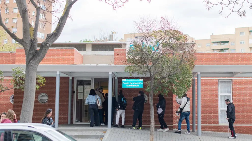Pacientes esperando a acceder al Punto de Atención Continuada Bombarda, en Zaragoza, este viernes.