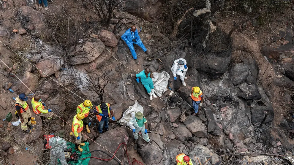 Mokopane (South Africa), 29/03/2024.- Emergency services and rescue workers attend to the site of a bus crash in the Mamatlakala mountain pass in Limpopo province, South Africa, 29 March 2024. According to South Africa's transport ministry, 45 people died in the crash after the bus the previous day drove of a bridge. The bus was carrying passengers from Botswana to town of Moria for a local Easter religious gathering. (Sudáfrica) EFE/EPA/Shiraaz Mohamed