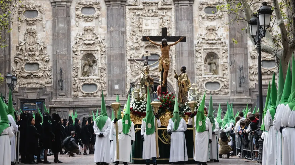 La salida de la procesión de las Siete Palabras de Zaragoza.
