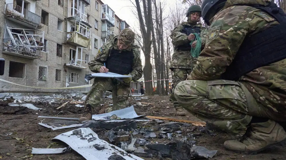 Militares revisan edificios de la ciudad de Kharkiv tras un ataque el pasado miércoles.