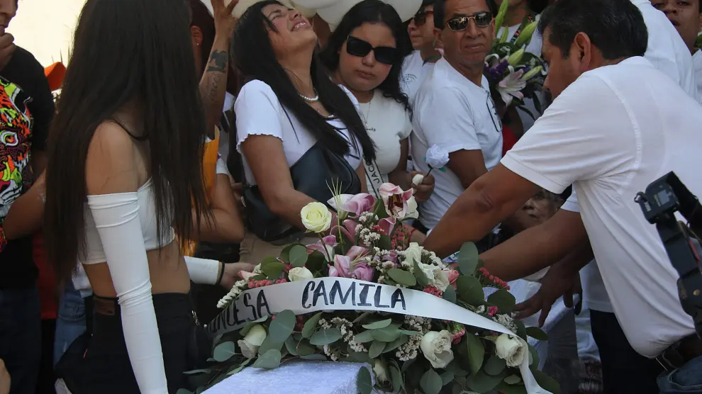Familiares y amigos despiden a la niña asesinada en México.