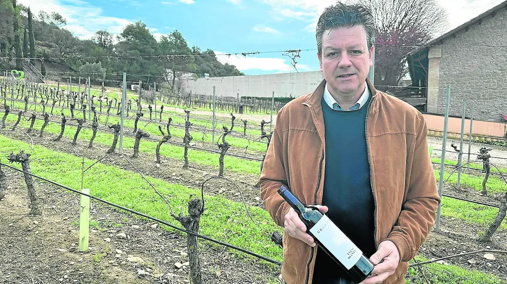 José Ferrer, con uno de sus vinos en una de los viñedos de Viñas del Vero, bodega de la D. O. Somontano. josé Luis pano