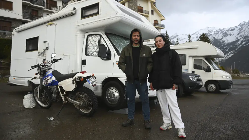 Iván Pérez y Gabriela García hacen temporada en Formigal viviendo en su autocaravana. "Si no, no podríamos trabajar aquí", afirman.