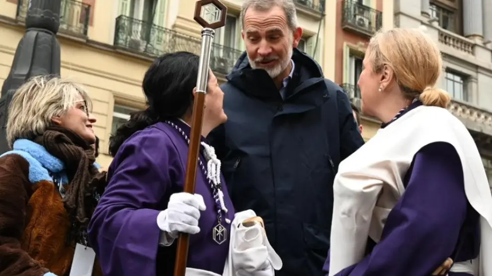 Felipe VI conversa con una cofrade del Descendimiento de Zaragoza.